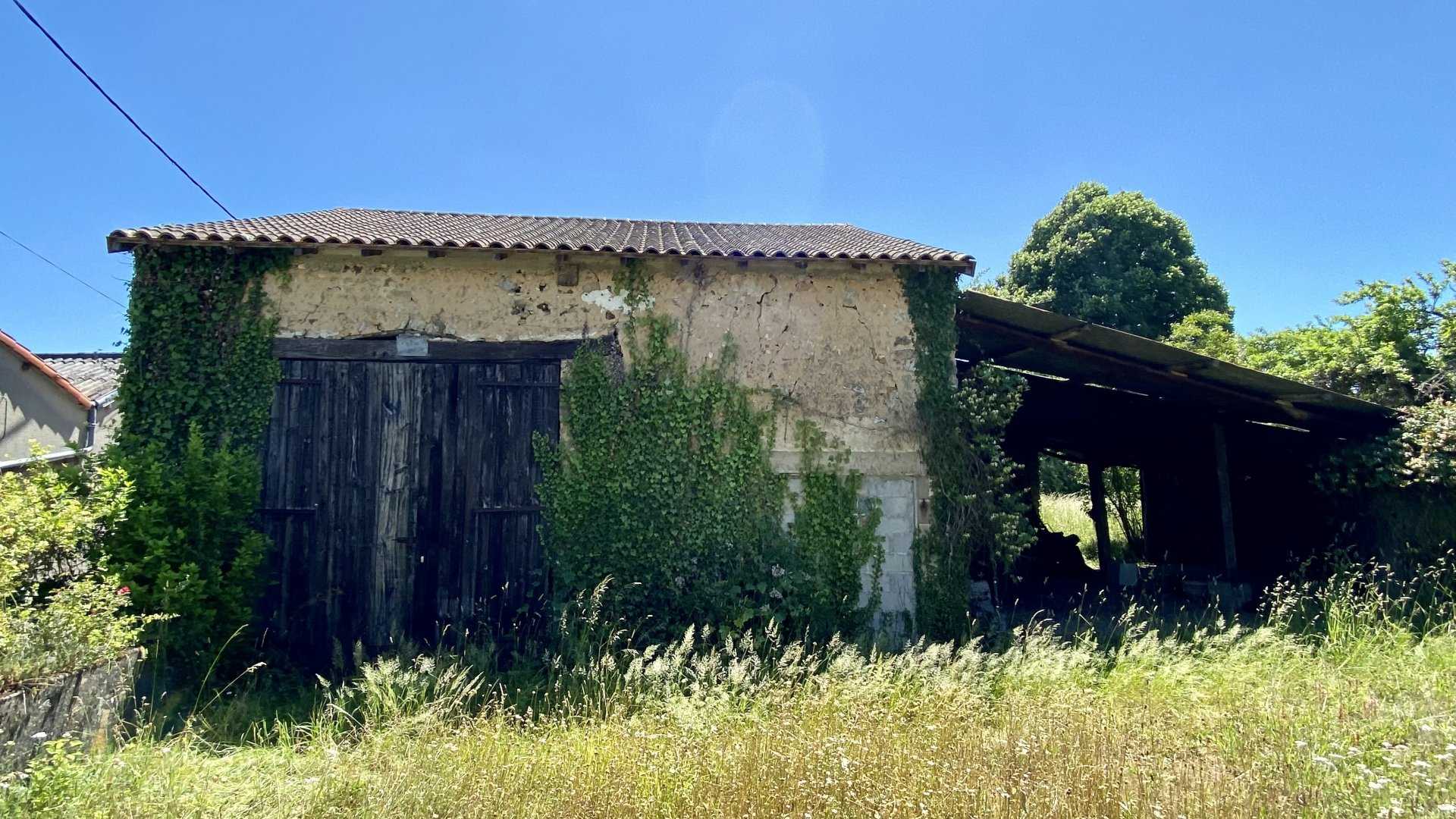 بيت في Montmorillon, Nouvelle-Aquitaine 10929229