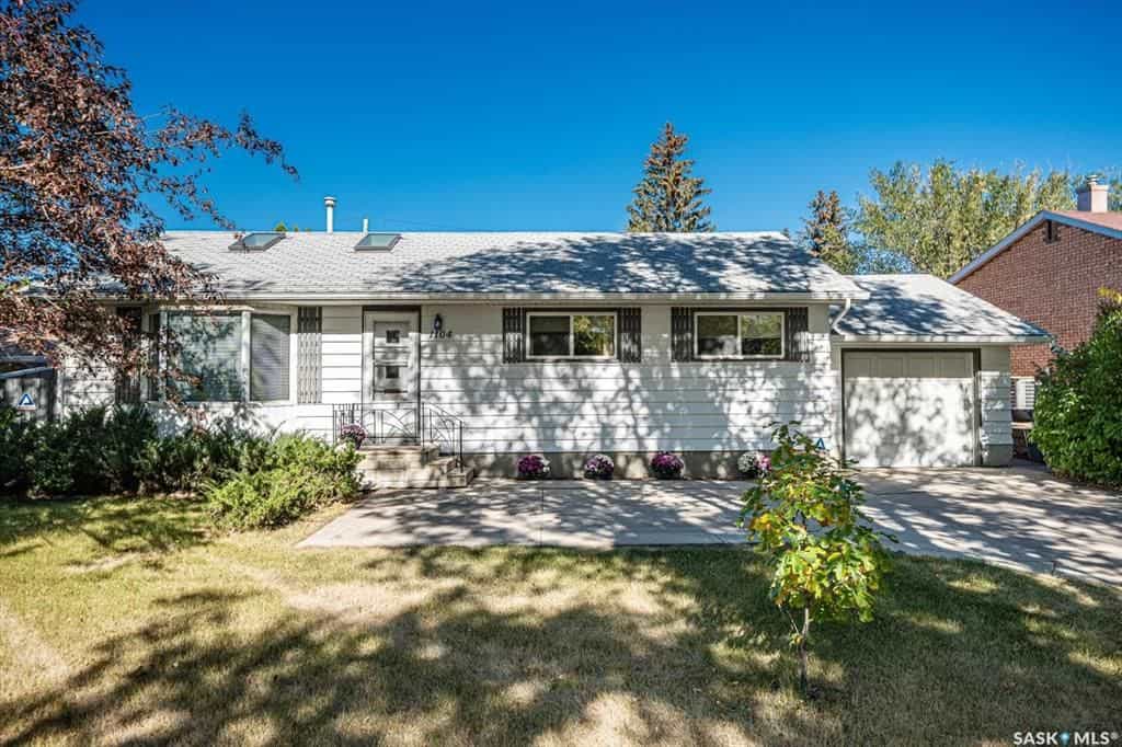House in Saskatoon, Saskatchewan 10929894