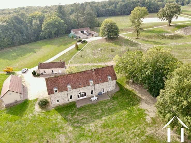 Dom w Saint-Émiland, Bourgogne-Franche-Comté 10930156