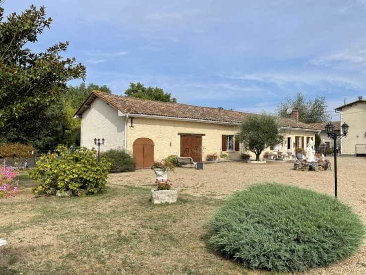 σπίτι σε Montpon-Menesterol, Nouvelle-Aquitaine 10930267