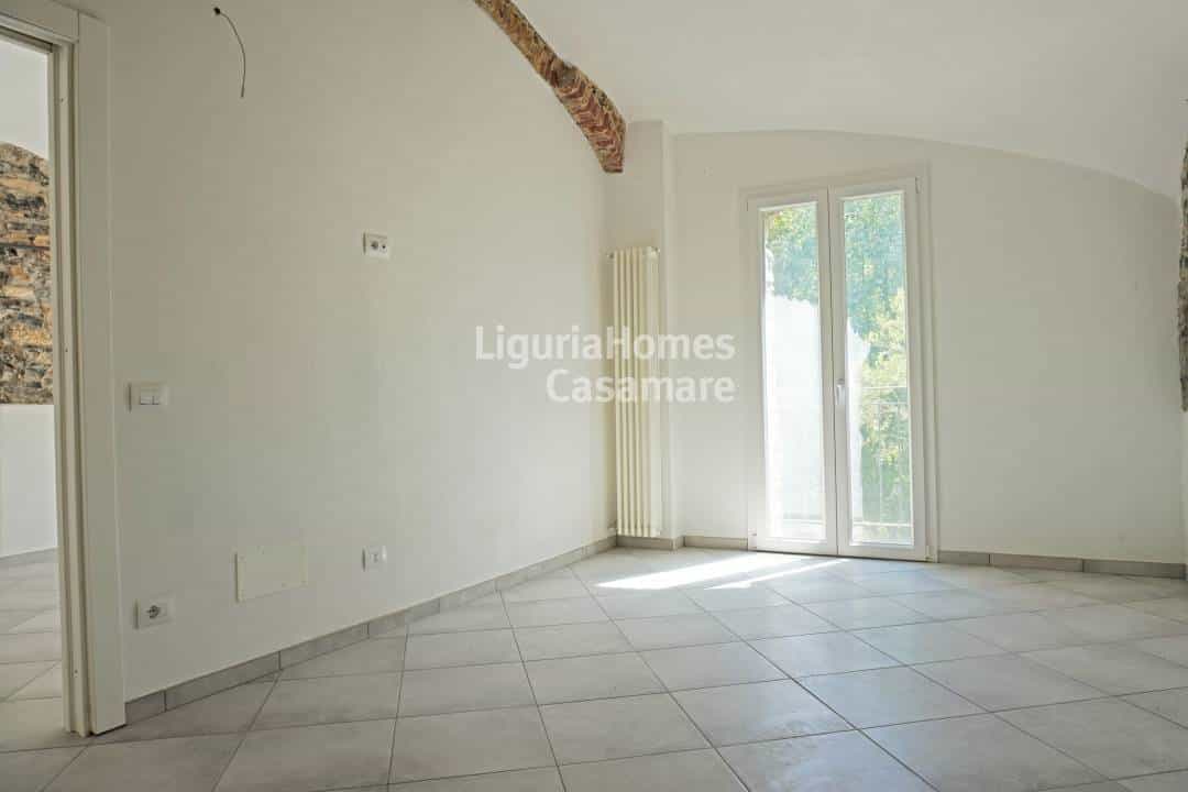 Osakehuoneisto sisään Chiusavecchia, Liguria 10930811