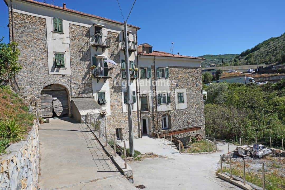 Osakehuoneisto sisään Chiusavecchia, Liguria 10930814