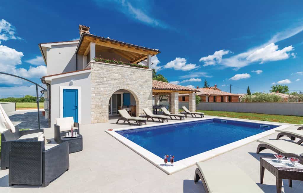House in Pula, Istria County 10931387