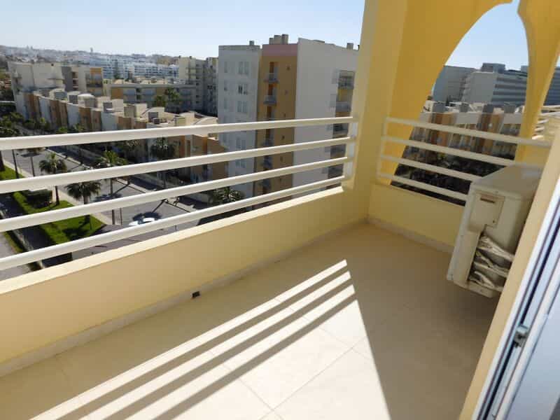 Condominium in Quarteira, Faro 10931453