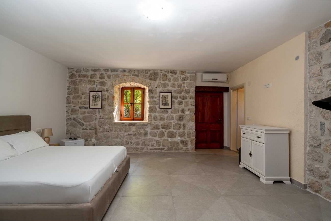 بيت في Dobrota, Kotor Municipality 10931671