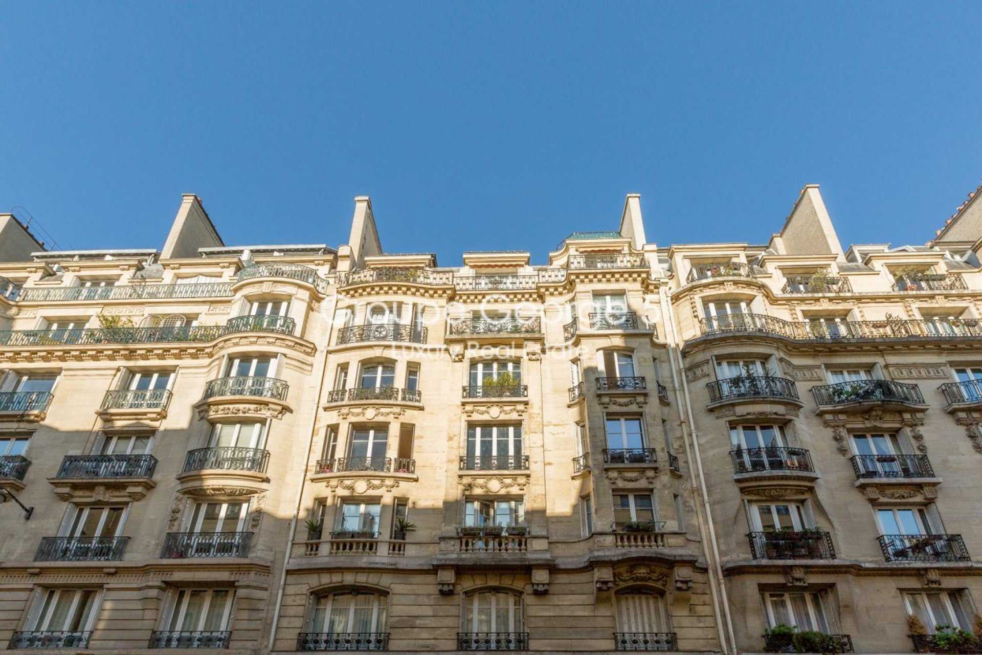 Condominium in Paris, Île-de-France 10931873