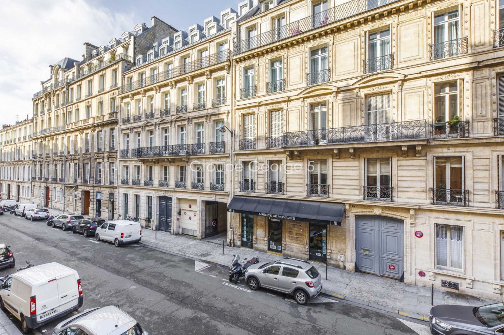 Condominium in Paris, Île-de-France 10931878