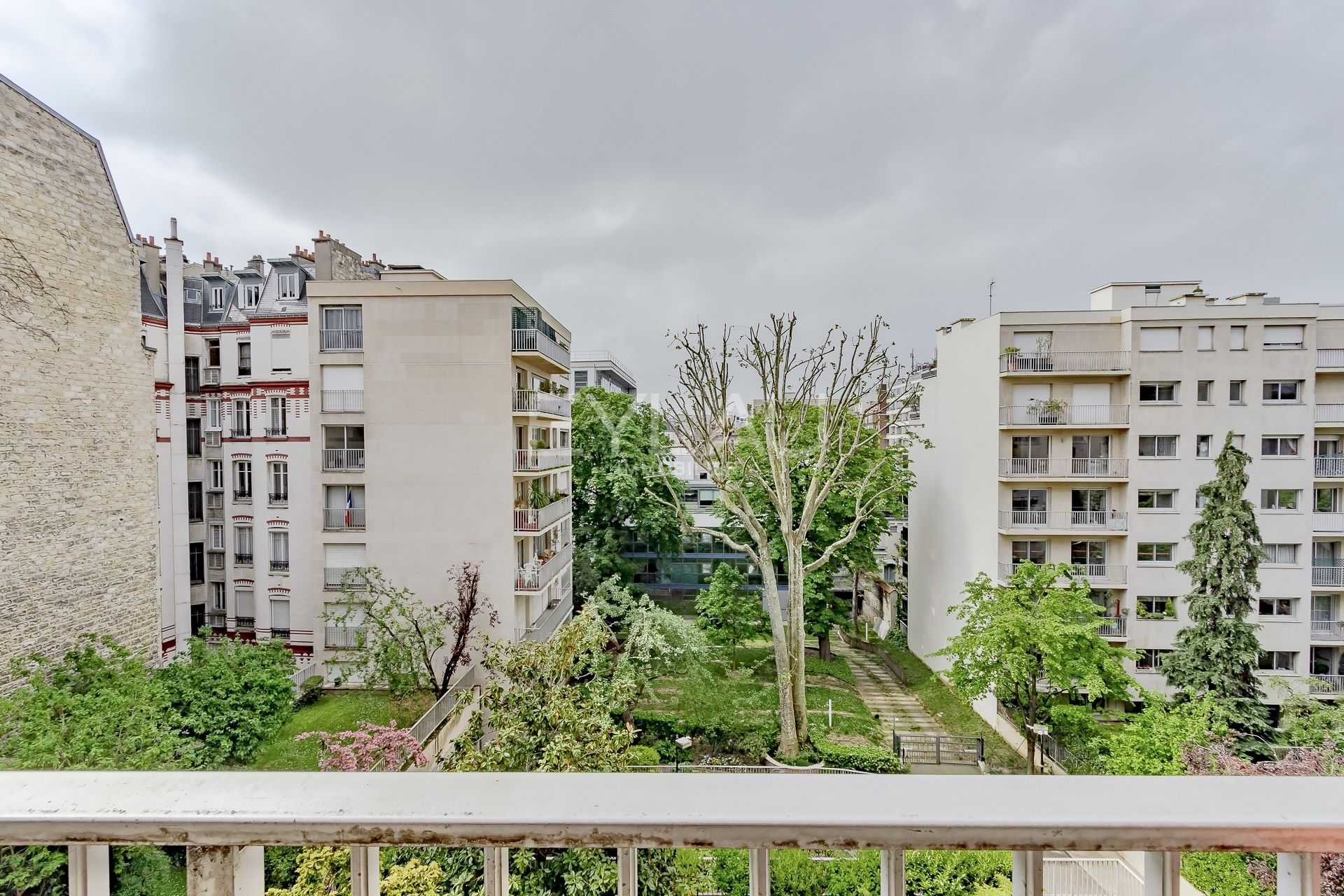 Condominium in Issy-les-Moulineaux, Ile-de-France 10932054