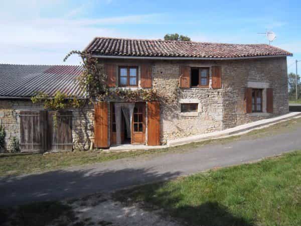 House in Savigne, Nouvelle-Aquitaine 10932179