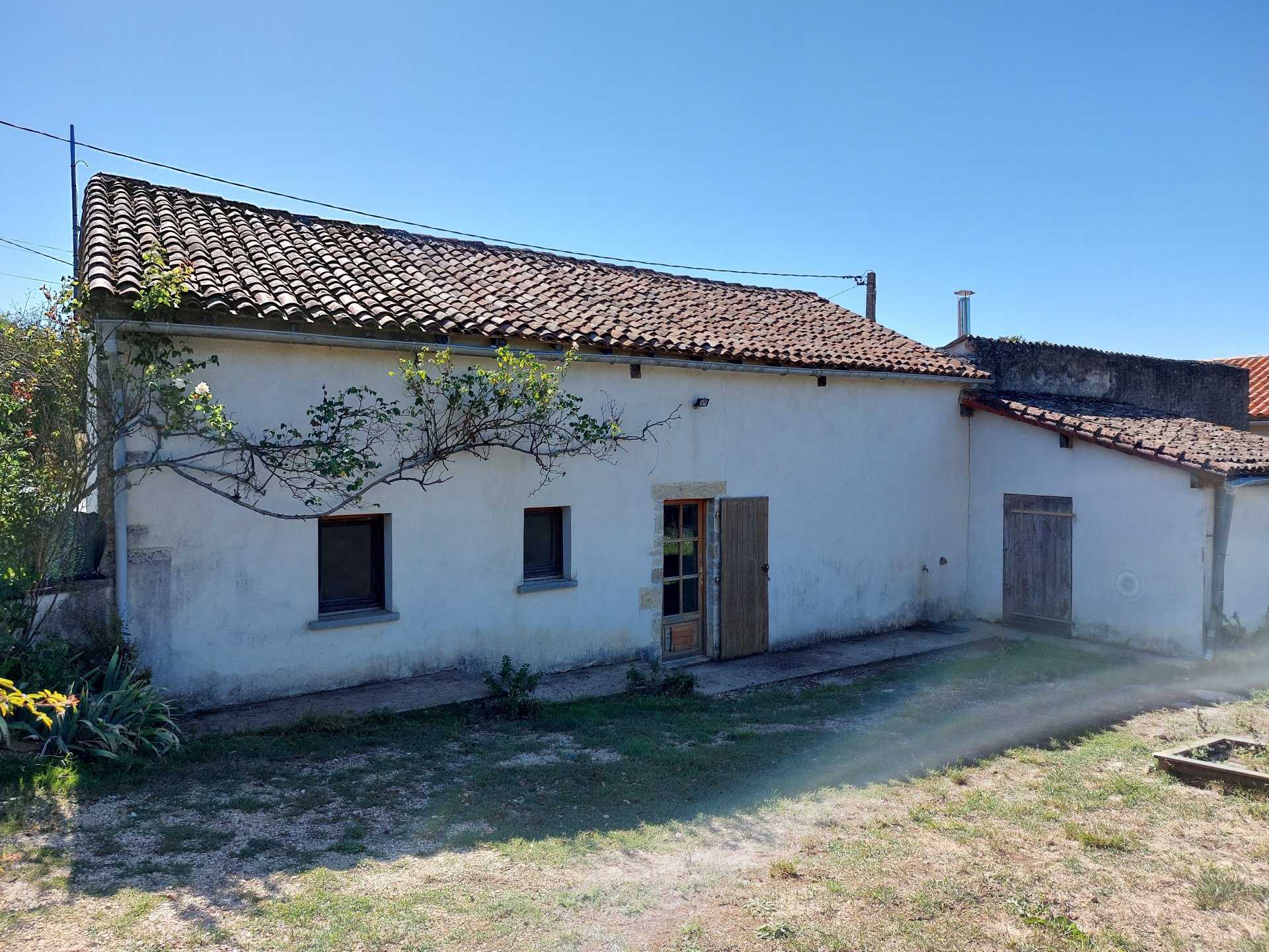 σπίτι σε Savigne, Nouvelle-Aquitaine 10932179