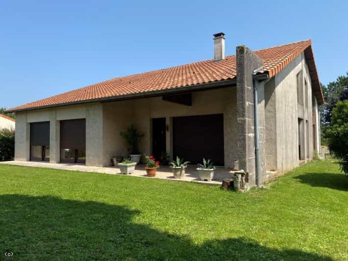 Huis in Condac, Nouvelle-Aquitanië 10935946