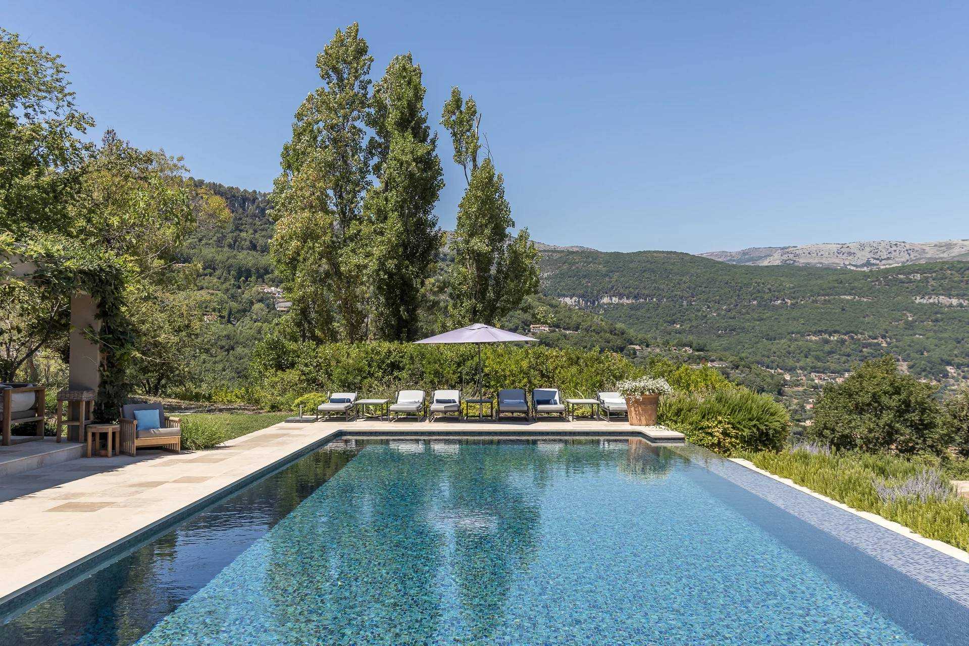 Hus i Chateauneuf-Grasse, Provence-Alpes-Cote d'Azur 10936340