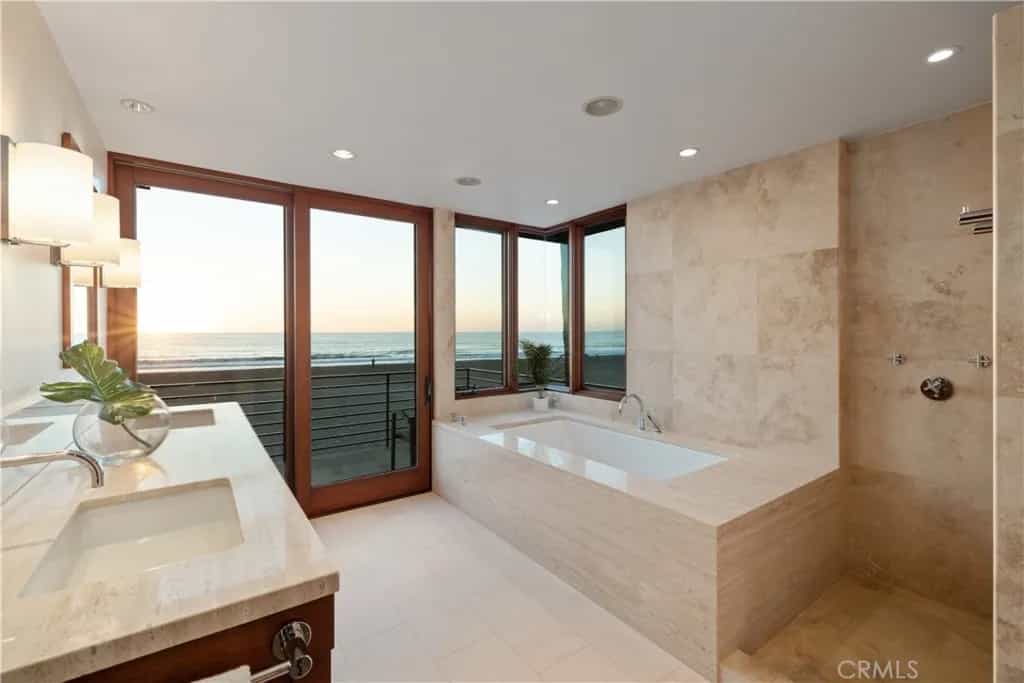 Condominium in Hermosa Beach, California 10936831