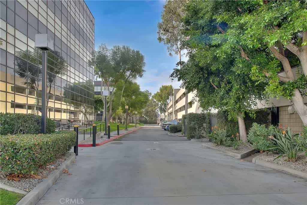 Condominium in Long Beach, California 10936833