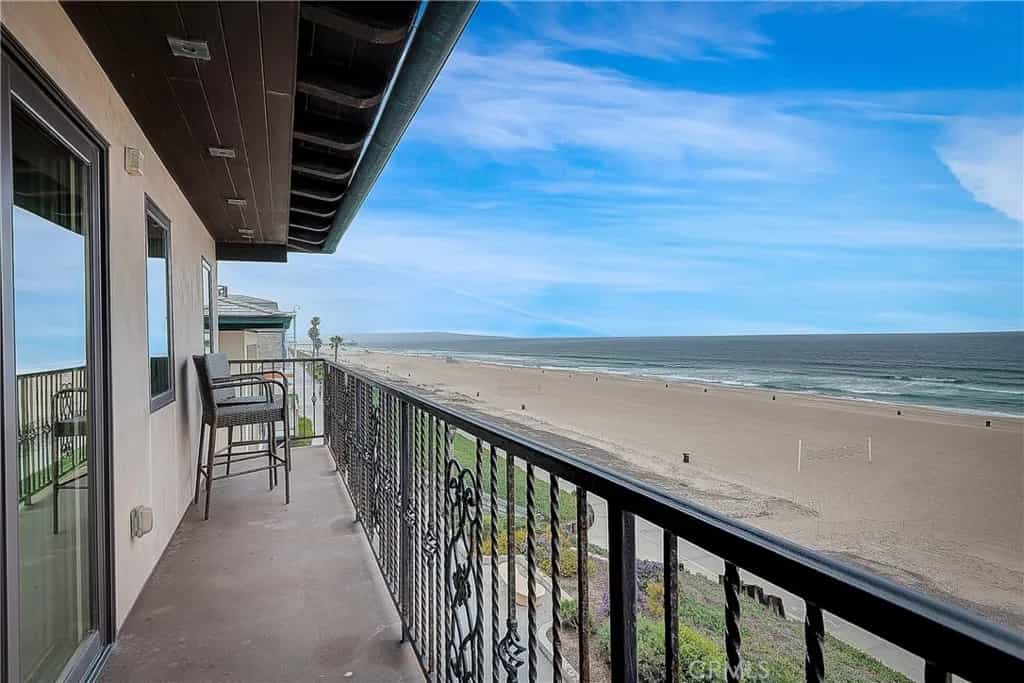 Condominium in Manhattan Beach, California 10936840