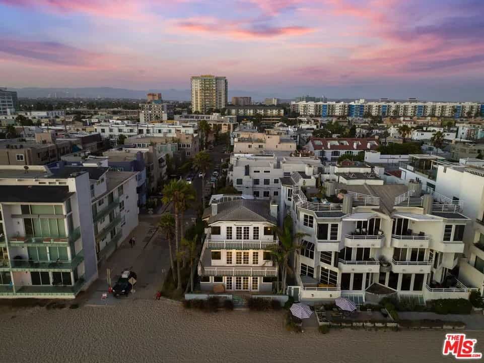 Condominium in Marina del Rey, California 10936854