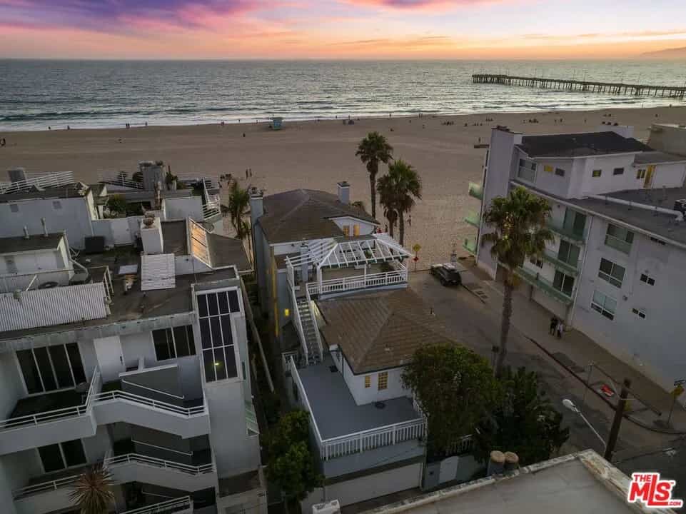 Condominium in Marina del Rey, California 10936854