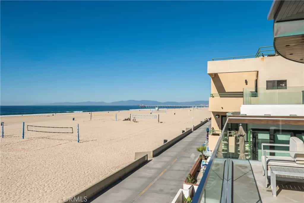 सम्मिलित में Hermosa Beach, California 10936856