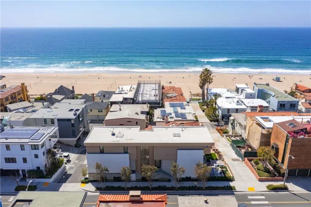 Condominium in Manhattan Beach, California 10936860