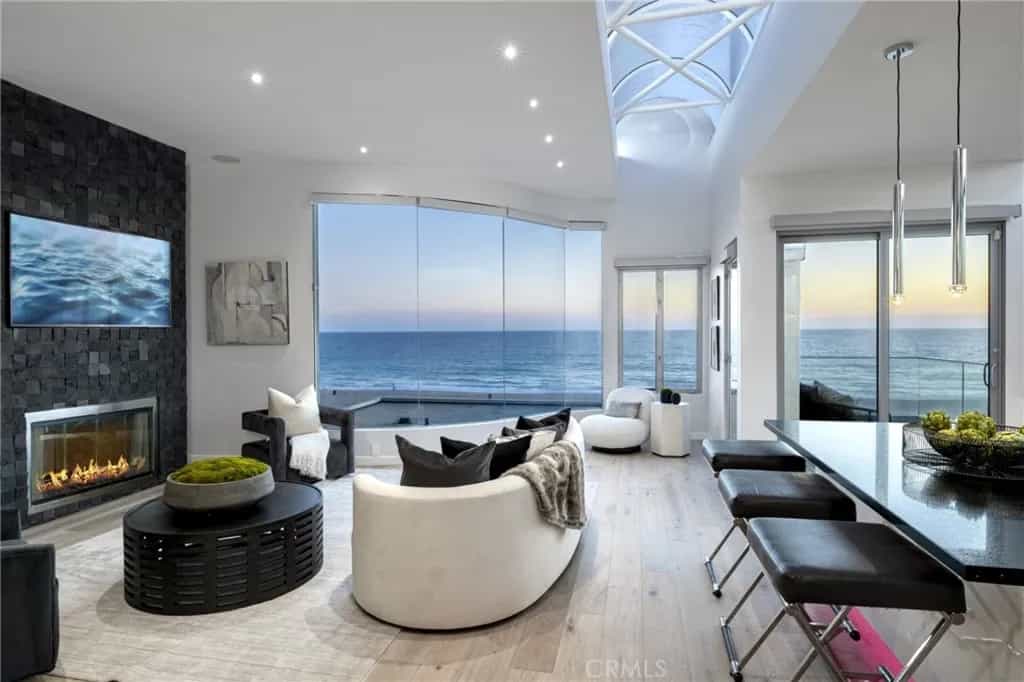 Condominium in Manhattan Beach, California 10936869