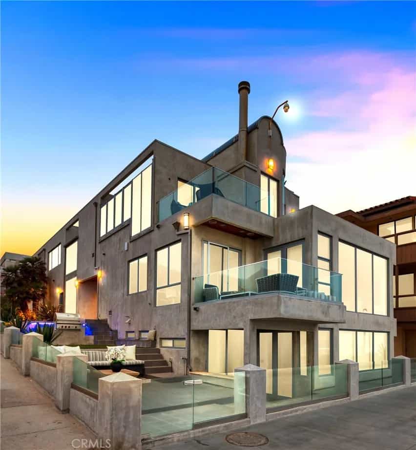 Condominium in Manhattan Beach, California 10936869