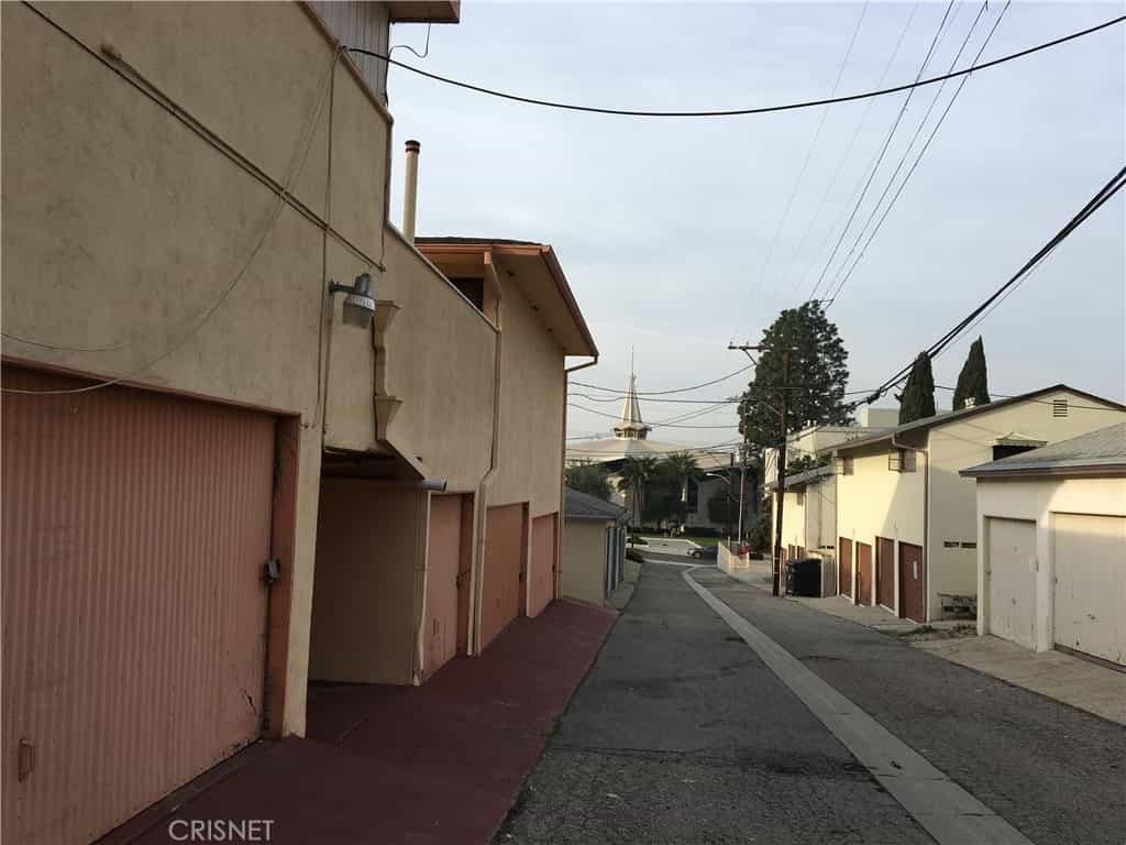 Condominium in Los Angeles, California 10936929