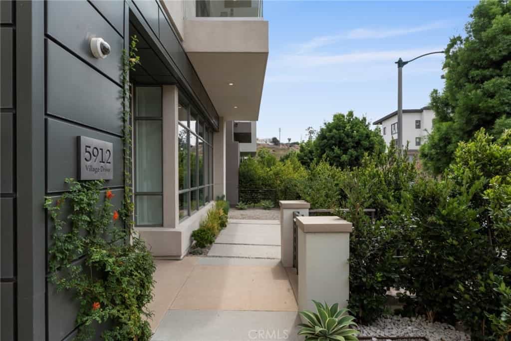 Condominium in Los Angeles, California 10937068
