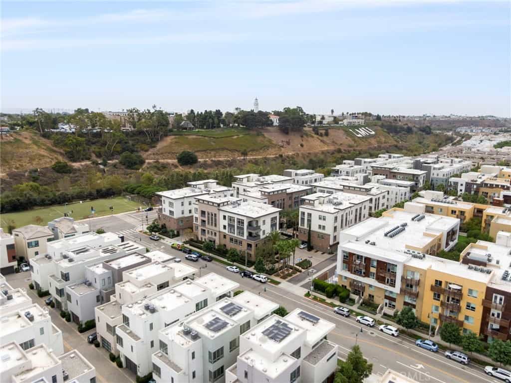 Condominium in Los Angeles, California 10937068