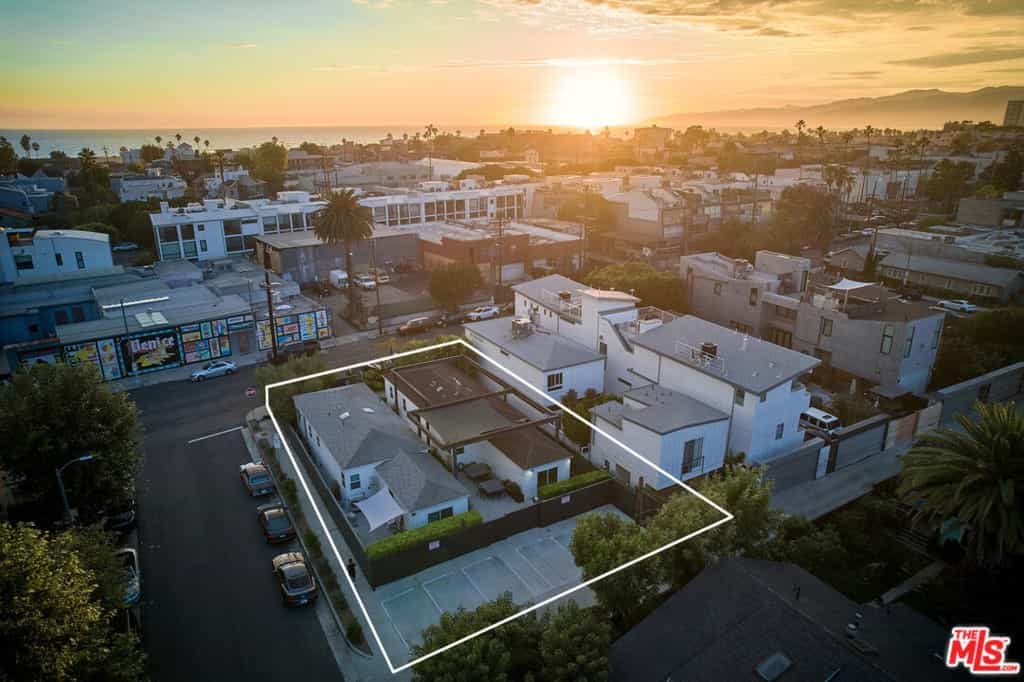 Condominium in Santa Monica, California 10937190