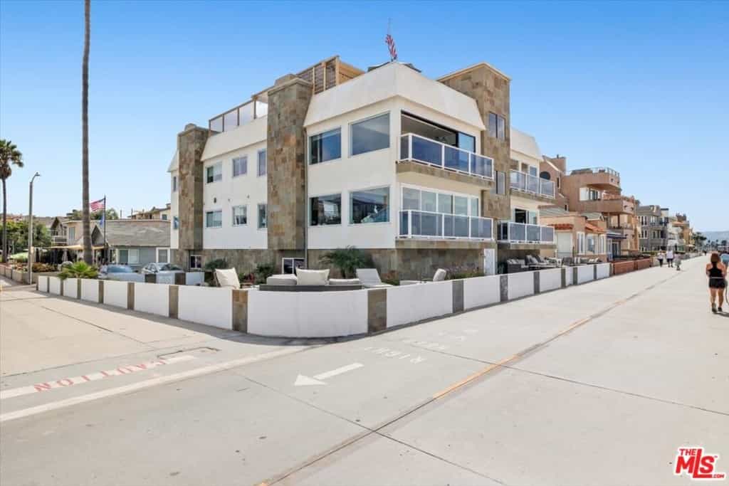 Condominium in Hermosa Beach, California 10937235