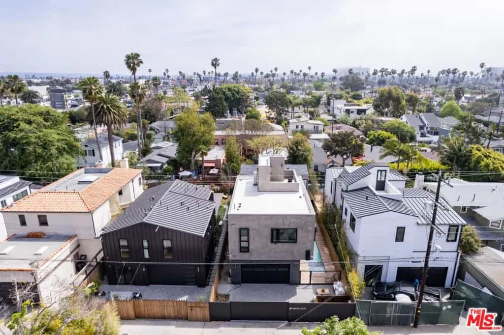 Condominium in Los Angeles, California 10937243