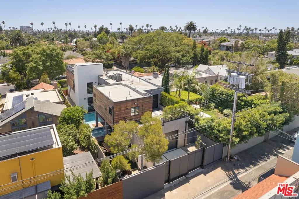 Condominium in Los Angeles, California 10937252