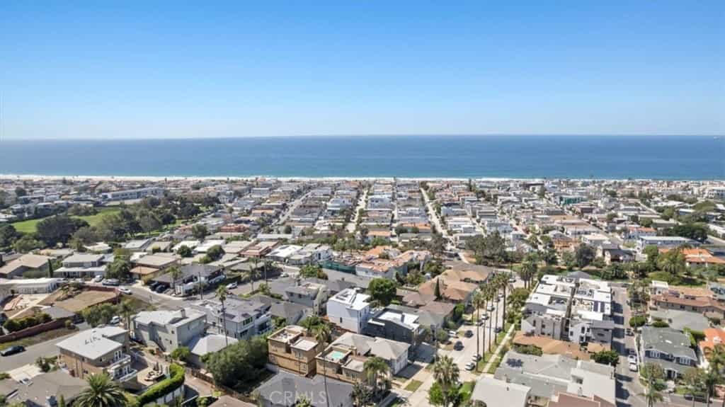 Condominium in Hermosa Beach, California 10937272