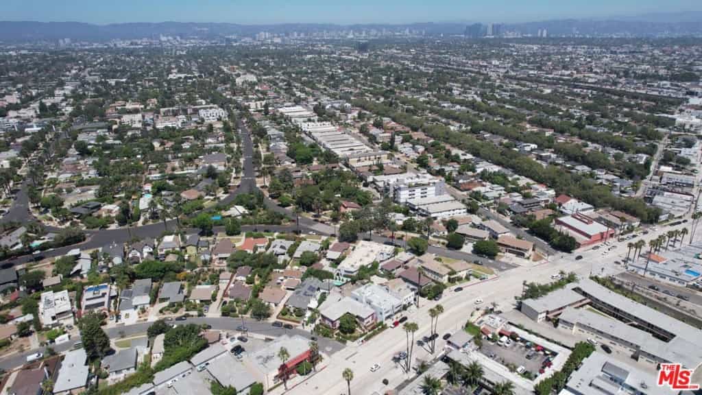 Condominium in Los Angeles, California 10937614