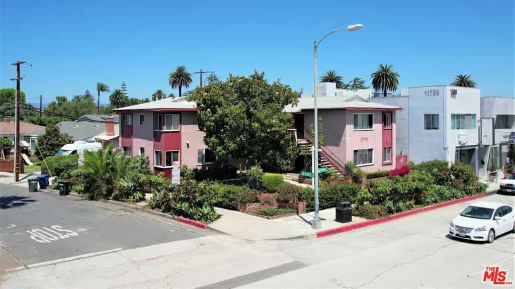 Condominium in Los Angeles, California 10937614