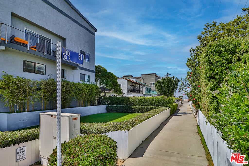 Condominium in Los Angeles, California 10937693