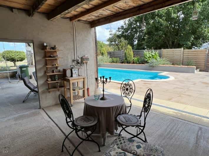 σπίτι σε Civray, Nouvelle-Aquitaine 10937700