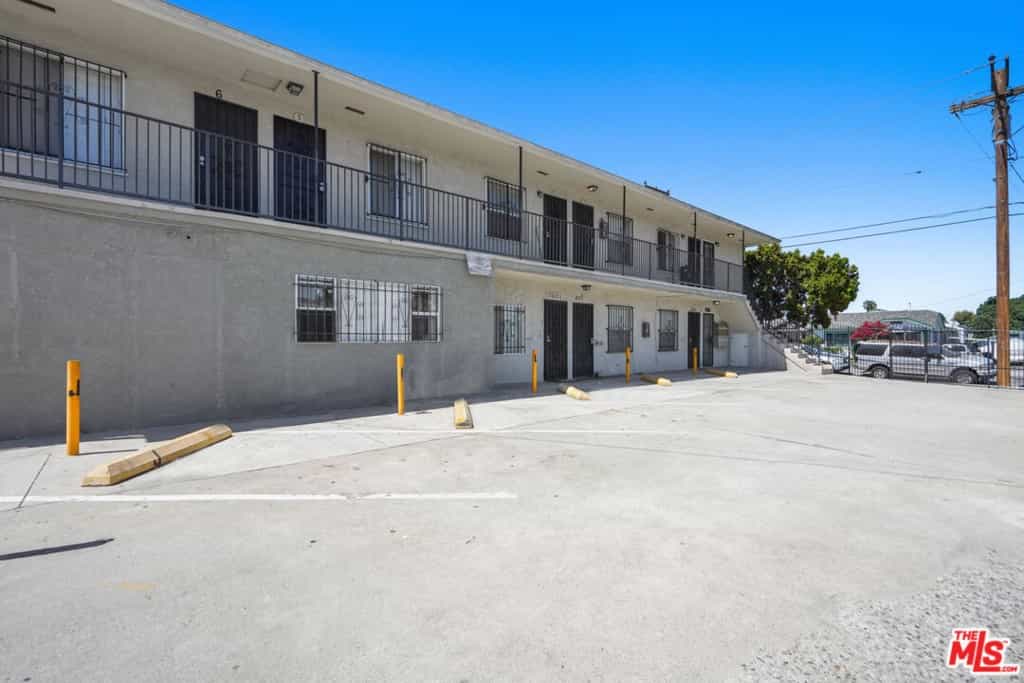 Condominium in Athens, California 10937999
