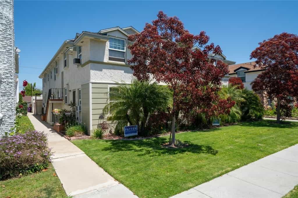 Condominium in California Heights, California 10938157