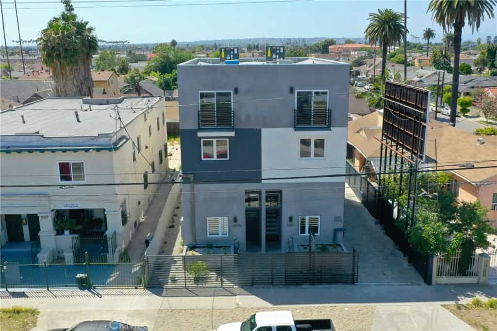 Condominium in Los Angeles, California 10938211