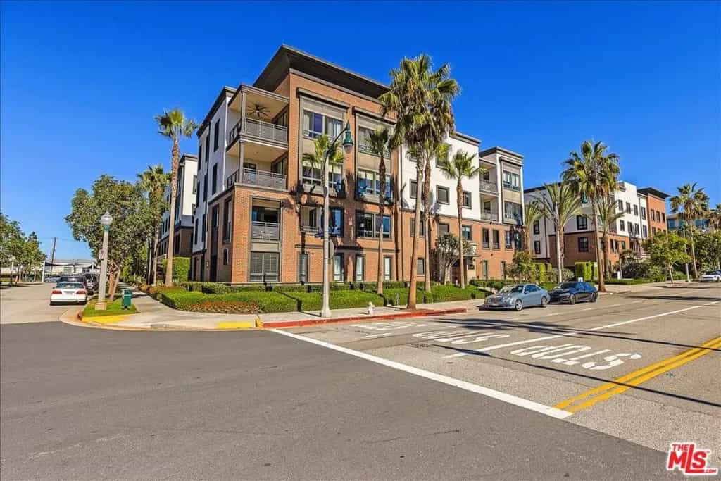 Condominium in Los Angeles, California 10938321