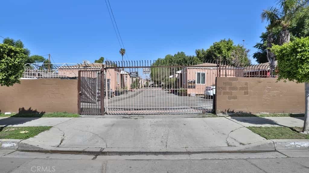 Condominium in Compton, California 10938354