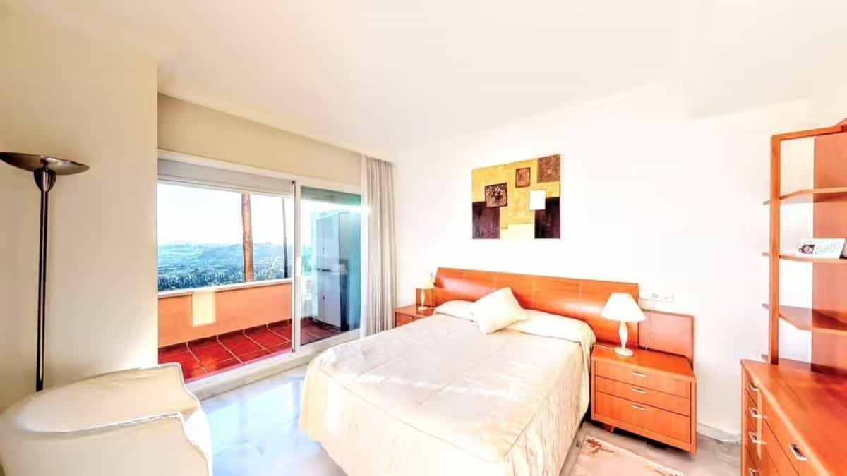 Condominium in Marbella, Andalucía 10938548