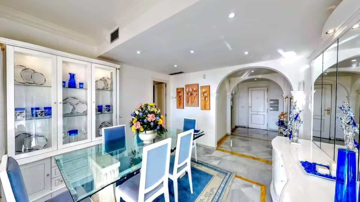 Condominium in Marbella, Andalucía 10938548