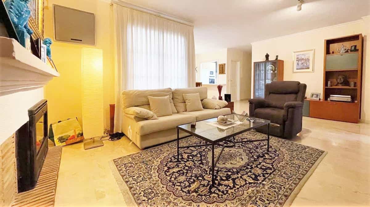 Condominium dans Estepona, Andalusia 10939428