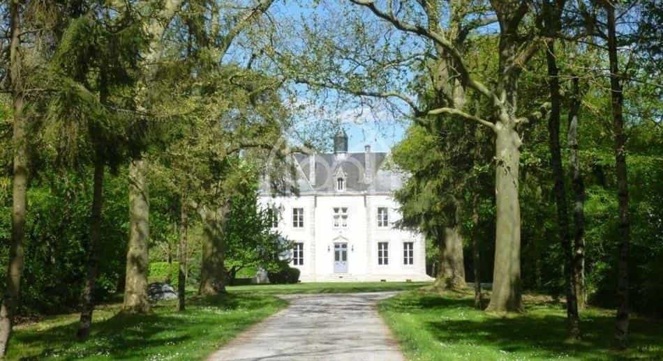 Будинок в Usson-du-Poitou, Nouvelle-Aquitaine 10940443