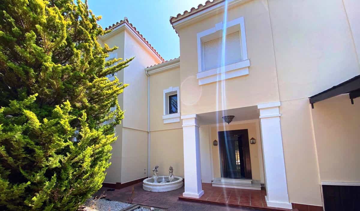 Rumah di Estepona, Andalusia 10941440