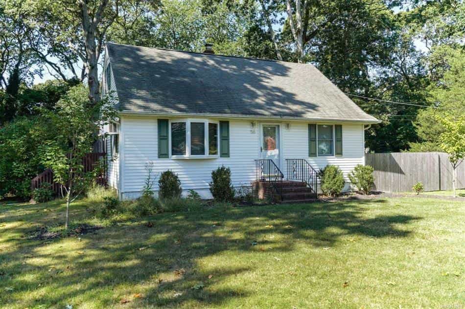 House in Lake Grove, New York 10941810