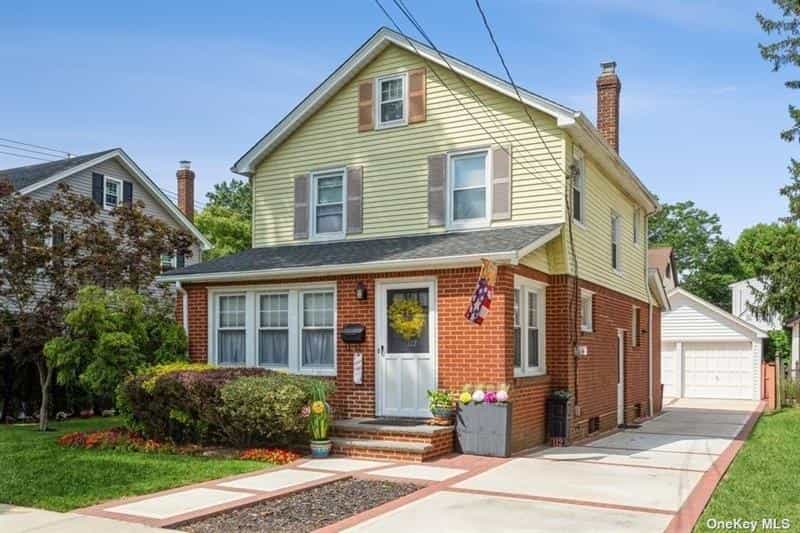 House in Floral Park, New York 10941831