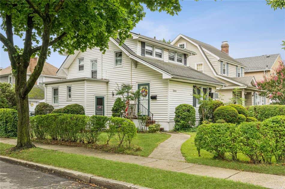 House in Floral Park, New York 10941851